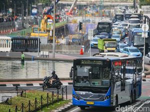 Vandalisme di Bus TransJ, Kursi Penumpang Ditempeli Stiker Caleg