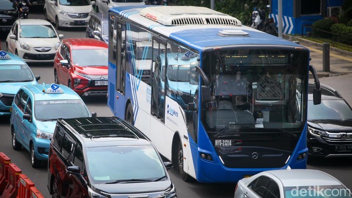 PT TransJakarta menargetkan waktu tempuh sejumlah rute paling lama 35 menit. TransJ mengatakan salah satu caranya adalah menjamin jalur khusus yang benar-benar steril.