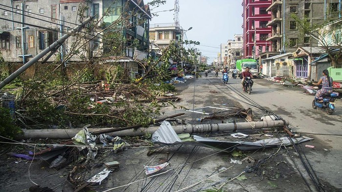 Dampak Terjangan Topan Mocha di Myanmar Locals ride motorbike while lamp-posts and trees are fallen after Cyclone Mocha in Sittwe township, Rakhine State, Myanmar, Monday, May 15, 2023. Rescuers on Monday evacuated about 1,000 people trapped by seawater 3.6 meters (12 feet) deep along western Myanmar's coast after the powerful cyclone injured hundreds and cut off communications. (AP Photo)