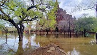 Banjir yang disebabkan oleh Topan Mocha terlihat di dekat kuil tua di Bagan, Myanmar tengah. Enam kematian dilaporkan oleh media Myanmar dan kelompok penyelamat. Beberapa cedera dilaporkan di negara tetangga Bangladesh.