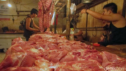 Penyakit African Swine Fever (ASF) atau demam babi afrika terdeteksi di pulau Bulan, Batam. Dokter hewan pun memberikan tips aman membeli dan mengonsumsi daging babi.