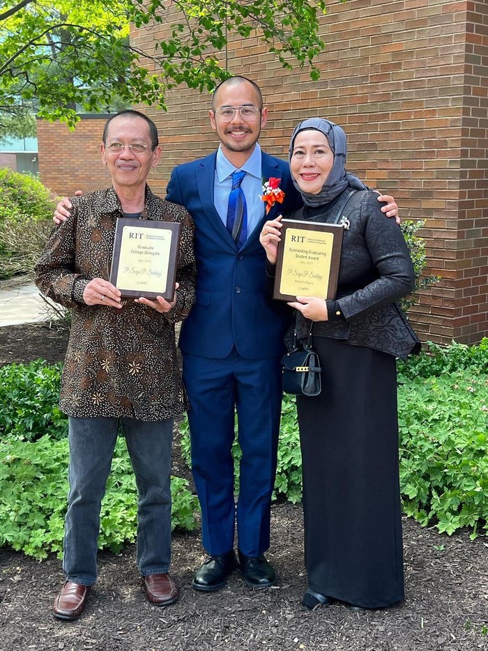 Anak Dewi Yull lulus wisuda s2 dan dapat 3 penghargaan.