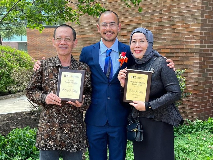 Anak Dewi Yull lulus wisuda s2 dan dapat 3 penghargaan.