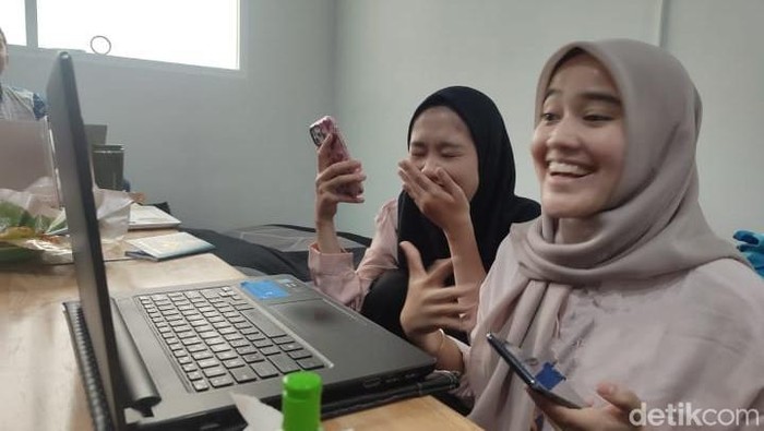 Dua mahasiswi Medan dapat tiket konser Coldplay Kuala Lumpur 2023