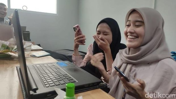 Dua mahasiswi Medan dapat tiket konser Coldplay Kuala Lumpur 2023