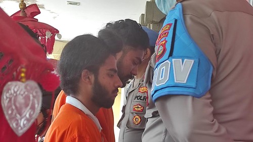 Dua WN India pelaku penganiayaan hingga terjadi pembunuhan di Jalan Tukad Bilok Gang Banteng Nomor 3, Desa Sanur Kauh, Kecamatan Denpasar Selatan, Kota Denpasar, dihadirkan saat konferensi pers di Polresta Denpasar, Selasa (16/5/2023). (I Wayan Sui Suadnyana/detikBali)