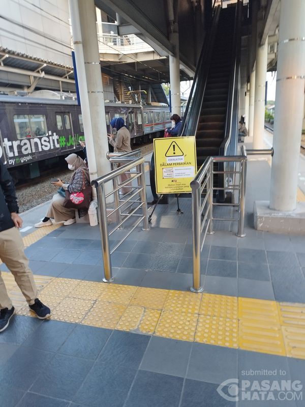 An escalator at Kakung Station, East Jakarta, died.  (Vicky via Pasangmata)