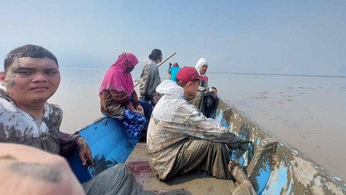 fakultas kedokteran hewan unair terjebak di kejawan putih kenjeran usai autopsi paus mati terdampar. Kapal yang ditumpangi terjebak lumpur