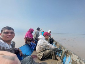 Polair Selamatkan Perahu Rombongan FKH Unair yang Kandas Usai Autopsi Paus