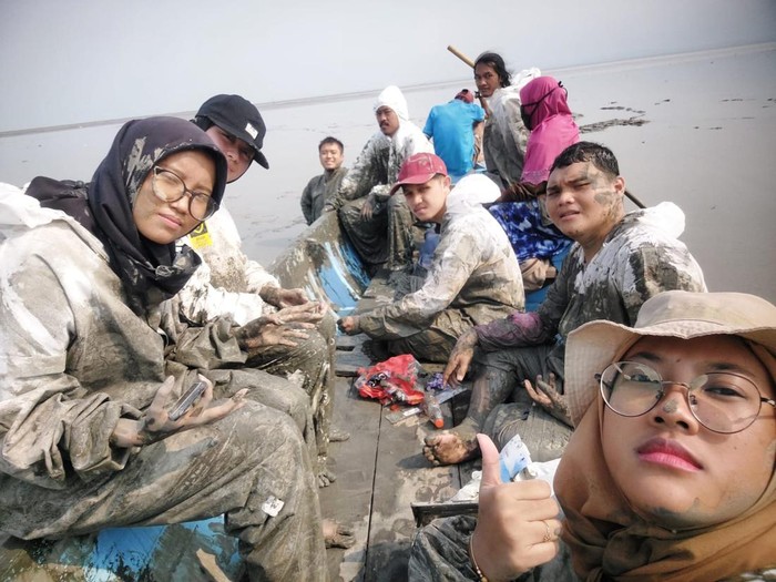 fakultas kedokteran hewan unair terjebak di kejawan putih kenjeran usai autopsi paus mati terdampar. Kapal yang ditumpangi terjebak lumpur