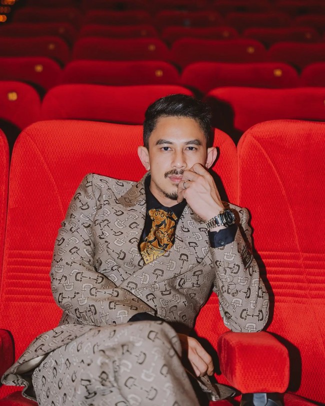 Fandy Christian diduga selingkuh dengan Andi Annisa Iasyah. Keduanya terlibat dalam proyek sinetron ‘Jangan Bercerai Bunda’ dan melakoni peran sebagai pasangan selingkuh dan kerap beradegan mesra. Dahlia Poland, istri Fandy, mengungkap perselingkuhan mereka di media sosial. Foto: Instagram @fandychristian)