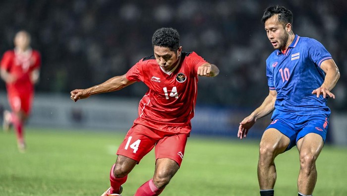 Timnas Indonesia U-22 menyanyikan lagu kebangsaan Indonesia raya jelang tanding melawan Timnas Thailand pada final SEA Games 2023 di National Olympic Stadium, Phnom Penh, Kamboja, Selasa (16/5/2023).