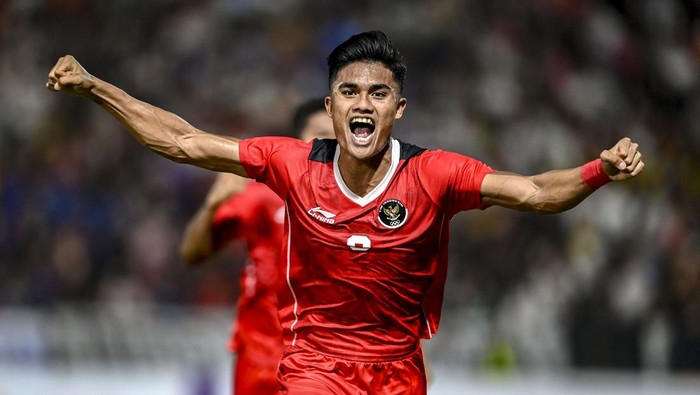 Timnas Indonesia U-22 menyanyikan lagu kebangsaan Indonesia raya jelang tanding melawan Timnas Thailand pada final SEA Games 2023 di National Olympic Stadium, Phnom Penh, Kamboja, Selasa (16/5/2023).