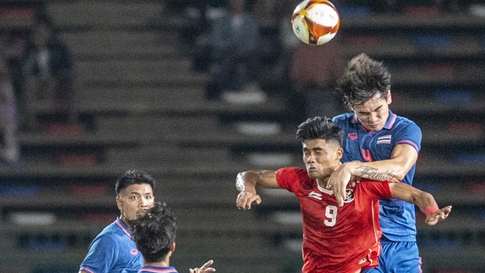 Timnas Indonesia U-22 menyanyikan lagu kebangsaan Indonesia raya jelang tanding melawan Timnas Thailand pada final SEA Games 2023 di National Olympic Stadium, Phnom Penh, Kamboja, Selasa (16/5/2023).