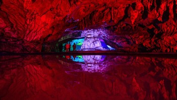 Kali ini ada foto refleksi dari dalam gua Sungai Moro di Qianxian, China.