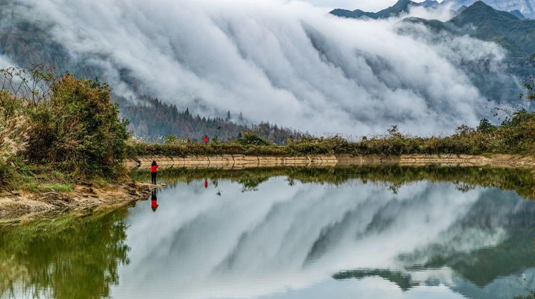Foto-foto Refleksi Bentang Alam yang Indahnya Kebangetan Teknik fotografi refleksi menghasilkan hasil jepretan yang menampilkan dua sisi objek. Salah satunya foto-foto bentang alam yang sangat indah, penasaran?