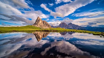 Lalu ada lanskap Gunung Ra Gusela di Italia yang tercermin lewat teknik refleksi. Hasilnya, terlihat sangat memukau.