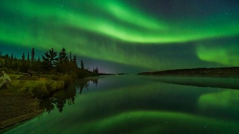 Kali ini ada foto refleksi dari aurora di Danau Madeline, Amerika Serikat.
