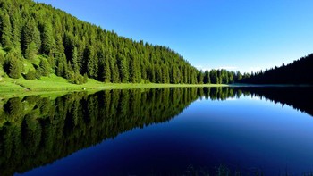 Lanskap Danau Cece di Italia yang terlihat sangat asri nampak mempesona saat dijepret menggunakan teknik refleksi.
