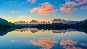 Pertama ada lanskap dari Danau Lago Nero di Italia. Lanskap ini terlihat sangat indah lewat jepretan refleksi.