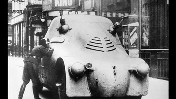 Mobil lapis baja berpatroli di jalan-jalan utama jika terjadi gangguan di Wina, Austria pada 1934. Foto: Rarehistoricalphotos