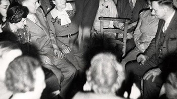 Spiritualis Welsh Colin Evans berpura-pura melayang dengan melompat-lompat dalam kegelapan total dan merekam dirinya sendiri dengan kamera infra merah. London, 1939. Foto: Rarehistoricalphotos