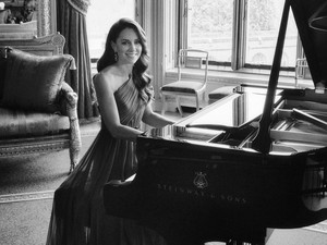 Kate Middleton Tampil Memukau di Eurovision, Tiru Gaya Meghan Markle?