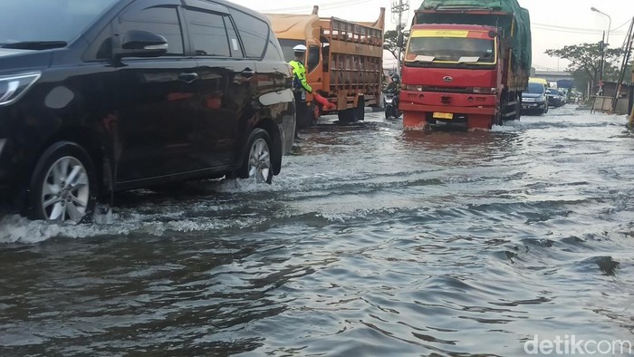 Genangan ron di Jalan Pantura, tepatnya di Sayung, Demak, Selasa (16/5/2023).