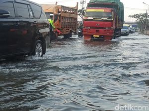 Hati-hati! Ada Genangan Rob di Jalur Pantura Sayung Demak