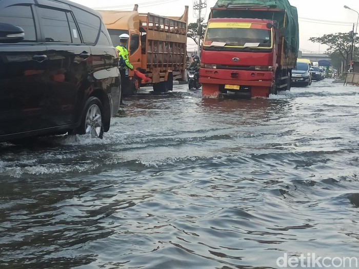 Genangan ron di Jalan Pantura, tepatnya di Sayung, Demak, Selasa (16/5/2023).