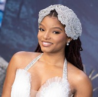 Ikut melengkapi gayanya, headpiece kristal yang menyerupai alga. Tidak ketinggalan anting mutiara yang simple. (Foto: Jeff Spicer/Getty Images)