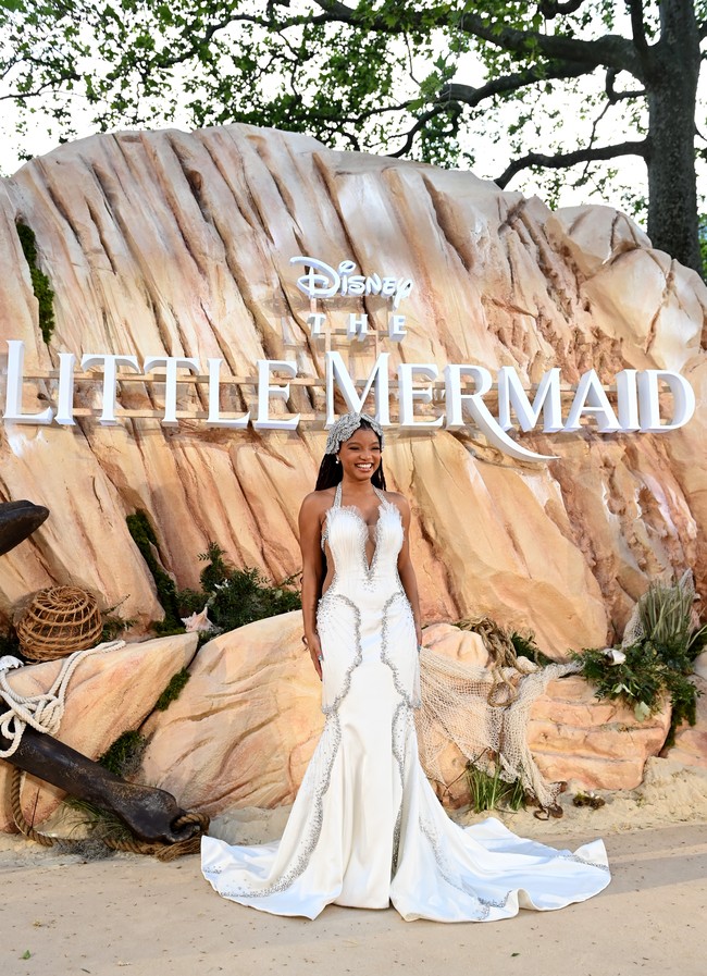 Halle Bailey menghadiri acara pemutaran perdana The Little Mermaid yang kali ini digelar di Odeon Luxe Leicester Square, London, Inggris pada Senin (15/5/2023). (Foto: Kate Green/Getty Images for Disney)