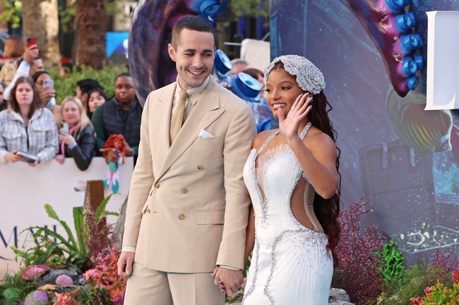 Dalam kesempatan tersebut, Halle juga sempat berfoto dengan para bintang The Little Mermaid lainnya. Salah satunya Jonah Hauer-King yang berperan sebagai kekasihnya, Pangeran Eric. (Foto: Hoda Davaine/Dave Benett/WireImage)