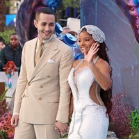 Dalam kesempatan tersebut, Halle juga sempat berfoto dengan para bintang The Little Mermaid lainnya. Salah satunya Jonah Hauer-King yang berperan sebagai kekasihnya, Pangeran Eric. (Foto: Hoda Davaine/Dave Benett/WireImage)