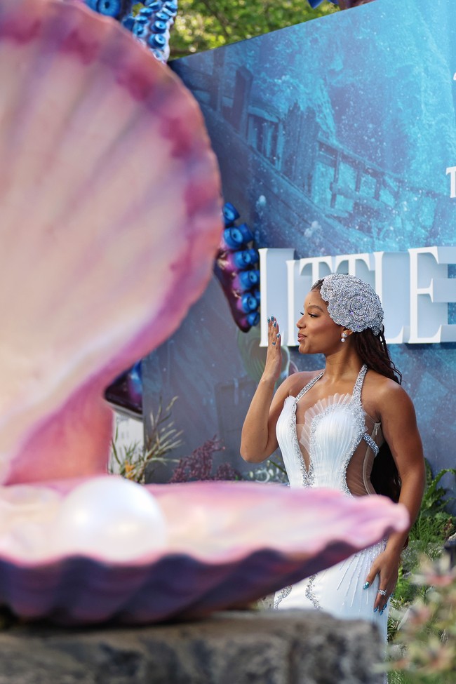 Sebagai bintang utama yang memerankan Ariel, Halle memberikan gaya terbaiknya dalam balutan gaun unik. (Foto: Hoda Davaine/Dave Benett/WireImage)