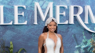 Foto: Gaya Unik Halle Bailey di Premier The Little Mermaid, Pakai Gaun Kerang