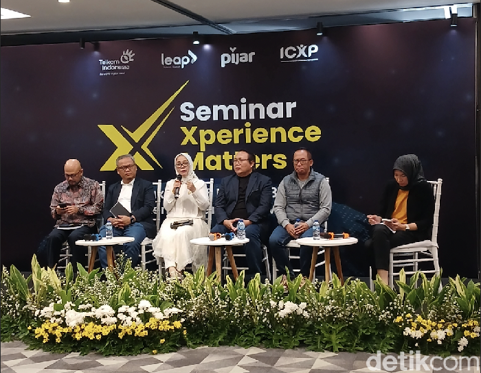 Head of Education Ecosystem Telkom Indonesia Sri Safitri (berbaju putih, ketiga dari kiri) dalam peluncuran bukunya ABCD...X Xperience Matters: Teknologi untuk Peradaban Digital di Telkom Landmark Tower, Jl Gatot Subroto, Jakarta, Selasa (16/5/2023).