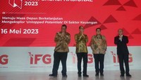 Prof. Ari Kuncoro S.E., M.A., Ph.D., Rektor Universitas Indonesia; Ogi Prastomiyono (dari kiri ke kanan) , Kepala Eksekutif Pengawas Perasuransian, Penjaminan, dan Dana Pensiun Otoritas Jasa Keuangan; Anindita Eka Wibisono, Plt Asisten Deputi Bidang Asuransi dan Dana Pensiun Kementerian BUMN; dan Hexana Tri Sasongko, Direktur Utama IFG, dalam acara IFG Konferensi Nasional 2023.