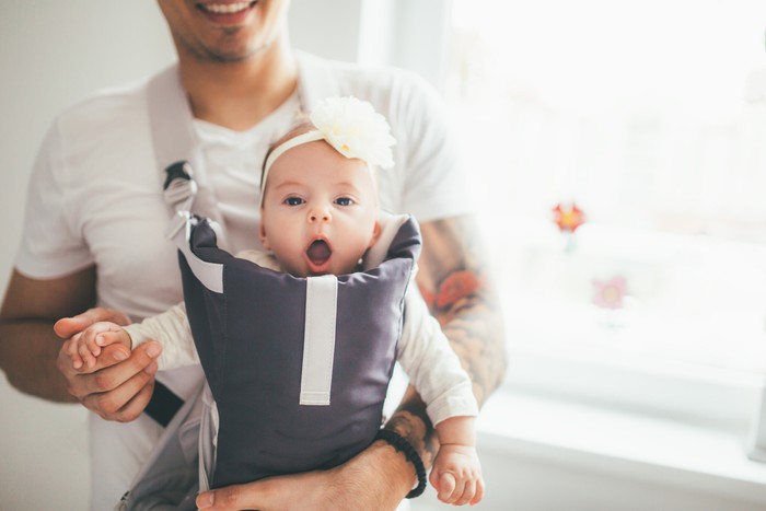 Gendong Anak Bikin Punggung Pegal-pegal? Atasi dengan 3 Cara Ini!