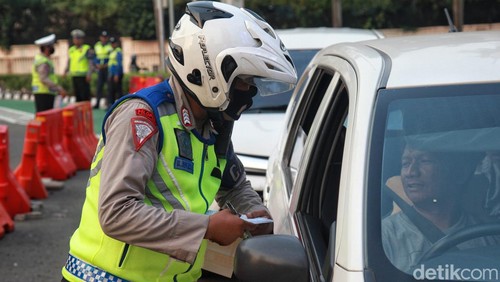 Ilustrasi Tilang Manual