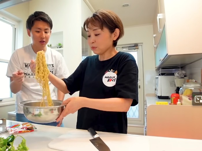 Ibu-ibu asli Jepang bikin Indomie goreng