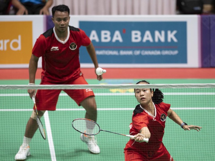 Pebulu tangkis ganda campuran Indonesia Lisa Ayu Kusumawati (kanan) dan Rehan Naufal Kusharjanto (kiri) mengembalikan kok ke arah pebulu tangkis Malaysia Roy King Yap dan Cheng Su Yin pada final bulu tangkis SEA Games 2023 di Badminton Hall, Morodoc Techo National Stadium, Phnom Penh, Kamboja, Selasa (16/5/2023). Lisa Ayu dan Rehan Naufal berhasil meraih medali emas seusai mengalahkan ganda campuran Malaysia dengan skor 20-22, 21-8 dan 21-16. ANTARA FOTO/M Agung Rajasa/rwa.