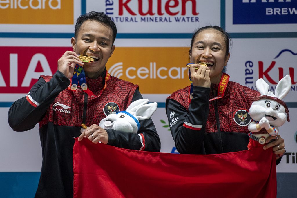 Pebulu tangkis ganda campuran Indonesia Lisa Ayu Kusumawati (kanan) dan Rehan Naufal Kusharjanto (kiri) mengembalikan kok ke arah pebulu tangkis Malaysia Roy King Yap dan Cheng Su Yin pada final bulu tangkis SEA Games 2023 di Badminton Hall, Morodoc Techo National Stadium, Phnom Penh, Kamboja, Selasa (16/5/2023). Lisa Ayu dan Rehan Naufal berhasil meraih medali emas seusai mengalahkan ganda campuran Malaysia dengan skor 20-22, 21-8 dan 21-16. ANTARA FOTO/M Agung Rajasa/rwa.