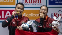 Pebulu tangkis ganda campuran Indonesia Lisa Ayu Kusumawati (kanan) dan Rehan Naufal Kusharjanto (kiri) mengigit medali emas usai penganugerahan medali bulu tangkis SEA Games 2023 di Badminton Hall, Morodoc Techo National Stadium, Phnom Penh, Kamboja, Selasa (16/5/2023).
