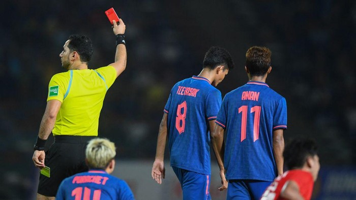 Thailands Teerasak Poeiphimai (centre R) is given a red card during the mens football final match against Indonesia at the 32nd Southeast Asian Games (SEA Games) in Phnom Penh on May 16, 2023. (Photo by Nhac NGUYEN / AFP) (Photo by NHAC NGUYEN/AFP via Getty Images)