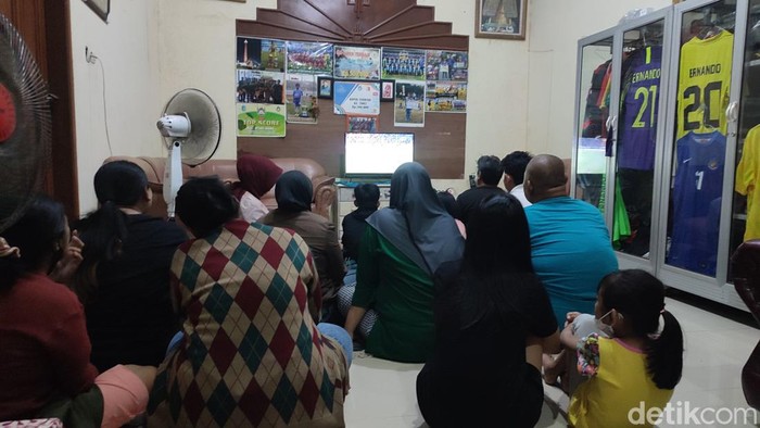 Keluarga besar kiper Ernando Ari menonton final SEA Games Indonesia vs Thailand, Semarang, Selasa (16/5/2023).