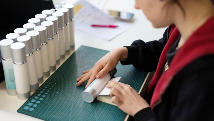 Inggris Mulai Terapkan Kerja 4 Hari Seminggu John Cree, Manufacturing Executive makes skincare products at 5 Squirrels, a skincare company, in Hove, Britain April 18, 2023. REUTERS/Anna Gordon