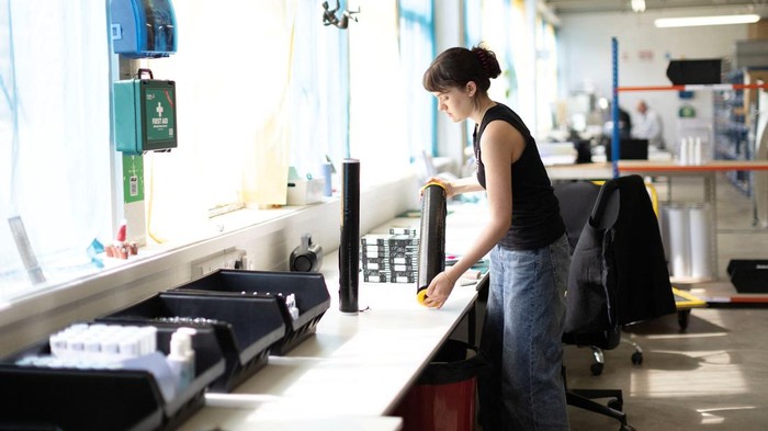 Inggris Mulai Terapkan Kerja 4 Hari Seminggu John Cree, Manufacturing Executive makes skincare products at 5 Squirrels, a skincare company, in Hove, Britain April 18, 2023. REUTERS/Anna Gordon