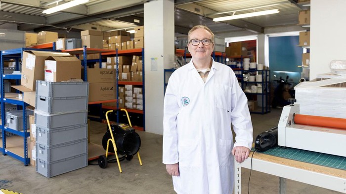 Inggris Mulai Terapkan Kerja 4 Hari Seminggu John Cree, Manufacturing Executive makes skincare products at 5 Squirrels, a skincare company, in Hove, Britain April 18, 2023. REUTERS/Anna Gordon