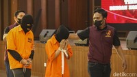 Dua tersangka yang diamankan polisi bernama Andri Satria Nugraha dan Anita Setia Dewi.  